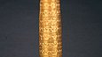 Runder, spitz zulaufender Hut aus Gold
