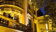 Ein beleuchtetes Gebäude bei Nacht