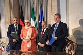 Unterzeichnung der Rückgabevereinbarung in der italienischen Botschaft