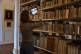 Herzogin Anna Amalia Bibliothek: digital ein Buch aus dem Regal nehmen