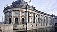 Außenansicht des Bode-Museums, vom Kupfergraben aus fotografiert