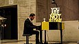 Der Pianist Igor Levit spielt auf dem gelben Piano