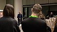 Mann spricht vor Publikum
