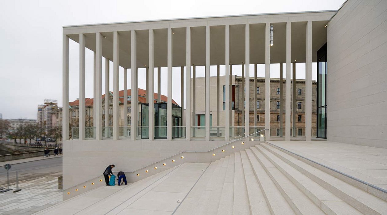 Eine große Freitreppe und Kolonnaden, die sich an Stülers Kolonnadenhof anlehnen, empfangen die Besucherinnen und Besucher der Museumsinsel. Blick über die große Freitreppe zu den Kolonnadenauf der Uferseite