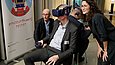 Ein Gast probiert die VR-Anwendung aus