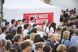 Menschenmenge bei der Langen Nacht der Museen 2019 auf der Museumsinsel.