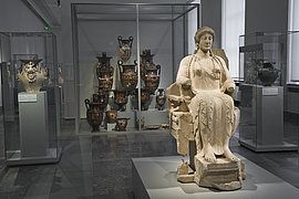 Ausstellungsansicht mit Apulischen Vasen im Hintergrund