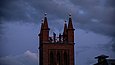 Mehrere Menschen steht auf einem Turm der Friedrichswerderschen Kirche.