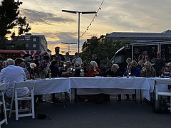 Feiernde an der großen Tafel auf der Sigismundstraße im Sonnenuntergang