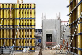 Stellen der Schaltafeln für die Wände im Erdgeschoss