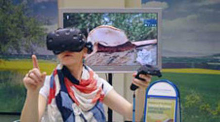 Eine VR-Nutzerin im Museum
