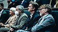 Vier nebeneinander sitzende Personen