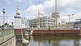 Blick auf eine Baustelle am Flussufer