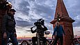 Drei Kameraleute zeichnen das Set auf dem Turm der Friedrichswerderschen Kirche auf.