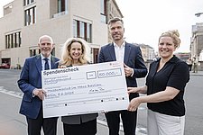 Scheckübergabe an Haus Bastian