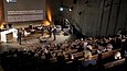 Musikerinnen auf der Bühne im Auditorium der James-Simon-Galerie