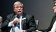 Ein Mann spricht in ein Mikrofon