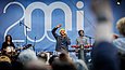 Sänger mit gelber Mütze und Band performt auf einer Open Air Bühne