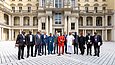 Gruppenfoto im Schlosshof