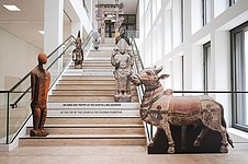 Treppe in modernem Ausstellungsgebäude mit Pappaufstellern von Objekten 