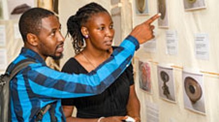 Besucher bei der Ausstellung Living Inside the Story / Humboldt Lab Tanzania (Februar 2017).