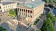 Luftaufnahme der Alten Nationalgalerie bei Sonnenschein