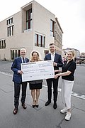 Scheckübergabe an Haus Bastian