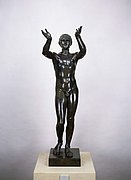 Bronzestatue eines jungen Mannes