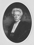Historisches Schwarz-Weiß-Porträt von Johanna Arnhold in ovalem Bildausschnitt. Die Frau trägt dunkle Kleidung und blickt frontal in die Kamera.