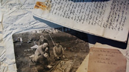 Ansammlung von historischen Dokumenten wie Schriftstücken und Fotos.