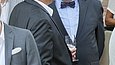 Zwei Männer in Anzug unterhalten sich