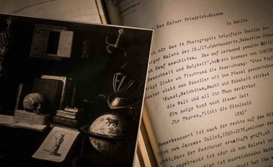 Historische Erwerbungsakten der Gemäldegalerie mit Dokumenten, Fotografien und Korrespondenzen zur Provenienzforschung auf einem Tisch ausgelegt.