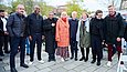 Gruppenfoto mehrerer Personen im Freien