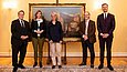 Gruppenfoto vor Gemälde