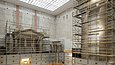 Ausstellungssaal mit eingerüsteten griechischen Säulenarchitekturen und lichtdurchlässiger Decke
