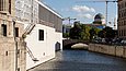 Blick auf einen Fluss in einer Stadtkulisse