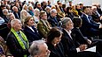 Personen auf Stühlen in einer Eingangshalle