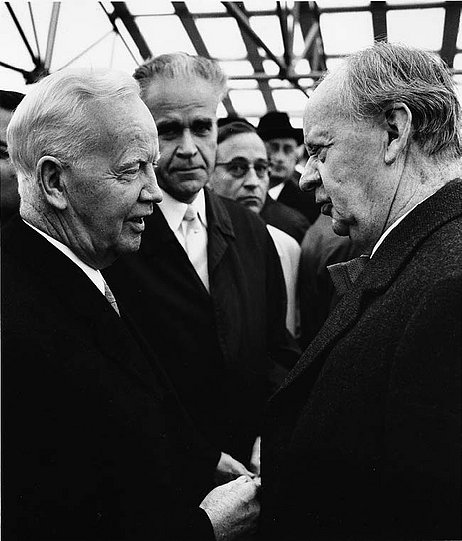 Bei der Grundsteinlegung: Bundespräsident Lübke im Gespräch mit Architekt Scharoun, 2.v.l.: Staatssekretär Werner Ernst, Vorsitzender des Stiftungsrates der SPK © Landesarchiv Berlin/Ludwig Ehlers/F Rep. 290(05), Nr. 0122941 Bei der Grundsteinlegung: Bundespräsident Lübke im Gespräch mit Architekt Scharoun, 2.v.l.: Staatssekretär Werner Ernst, Vorsitzender des Stiftungsrates der SPK