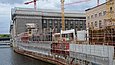 Blick auf eine Baustelle an einem Gebäude an einem Fluss