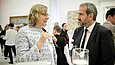 Ein Mann und eine Frau unterhalten sich an einem Stehtisch