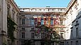 Brunnenhof mit Weinbewuchs