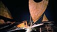 Mehrere Segelboote in einem beleuchteten Ausstellungsraum
