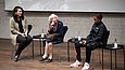 2 Frauen und ein Schüler sitzen auf der Bühne und unterhalten sich