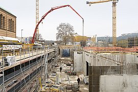 Betonage der Ausstellungsräume mit Blick in Richtung Philharmonie