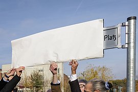 Feierstunde zur Benennung des Johanna und Eduard Arnhold Platzes am 5. 11. 2024 Straßenschild mit Hülle