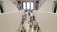 Modernes Treppenhaus in den alten Gemäuern des Neuen Museums