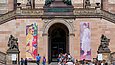 Eingang der Alten Nationalgalerie mit Bannern zur Ausstellung „Impressionismus – Expressionismus“