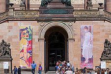 Eingang der Alten Nationalgalerie mit Bannern zur Ausstellung „Impressionismus – Expressionismus“