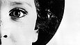 Schwarz-Weiß-Fotografie der linken Gesichtshälfte eines Mädchens