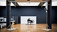 Moderne Kunstinstallation mit einer massiven stählernen Schneidemaschine mit zwei Kurbelrädern.